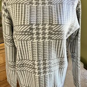 Max Studio Gray Geometric Women's Sweater..NWT